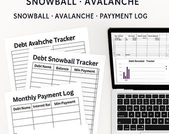 Può includere: Un pacchetto di tracker di rimborso del debito stampabili e digitali. L'immagine mostra un laptop e diversi fogli di carta con i titoli "Debt Avalanche Tracker", "Debt Snowball Tracker", "Monthly Payment Log" e "Debt Payment Log". Il testo "Debt Payoff Tracker Bundle" è in alto.