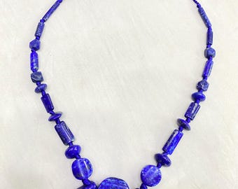 Collar llamativo de lapislázuli natural / Cuentas de lapislázuli afgano hechas a mano con formas variadas / Joyería tribal bohemia / Cordón ajustable / Gema azul real
