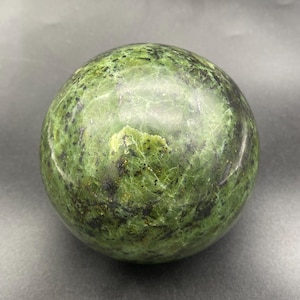 840 g natuurlijke Afghaanse nefrietjadebol, 85 mm gepolijste groene jadekristallen bol, grote jadesteendecor, bol voor verzamelaarsedelsteen