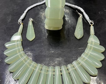 Conjunto de joyería de jade serpentino de grado AAA++: collar, pendientes y pulsera de piedra natural verde pistacho.
