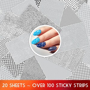 Op de afbeelding: Nail art stickers met diverse patronen in zwart, wit en grijs. Een close-up toont een hand met blauwe en witte nail art. De tekst onderaan luidt "20 SHEETS ~ OVER 100 STICKY STRIPS."