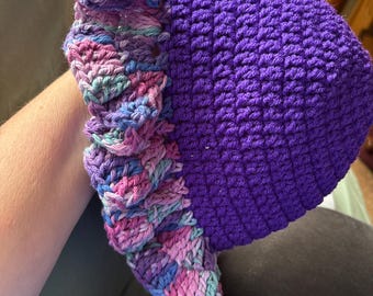 Gorro con volantes de crochet hecho a mano