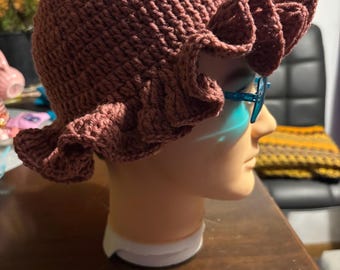 Gorro con volantes de crochet hecho a mano