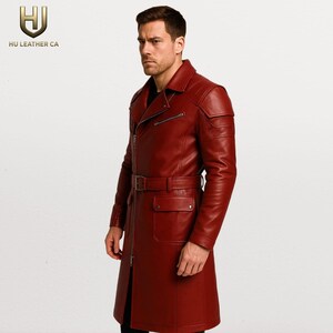 K&ouml;nnte beinhalten: Ein langer, roter Ledermantel mit G&uuml;rtel, Rei&szlig;verschluss und mehreren Taschen. Der Mantel hat ein klassisches Trenchcoat-Design mit Schulterakzenten. Das Logo "HU LEATHER CA" ist oben links sichtbar.