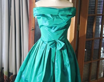 1950s cocktail length Kelly green moire strapless dress with bow