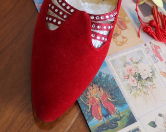 Vintage RED velvet pumps heel shoes