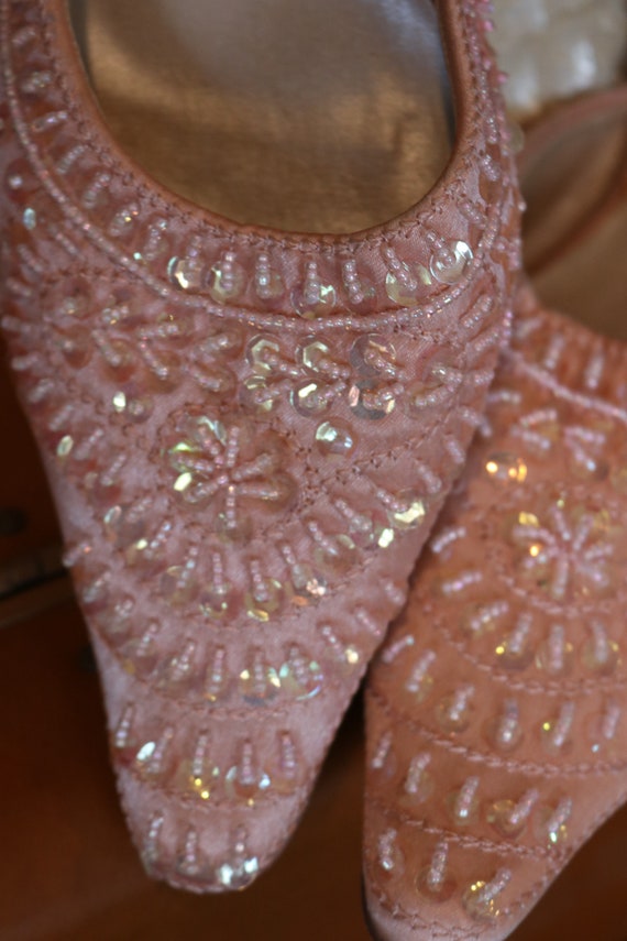 Vintage beaded wedding shoes pumps heels kitten h… - image 1