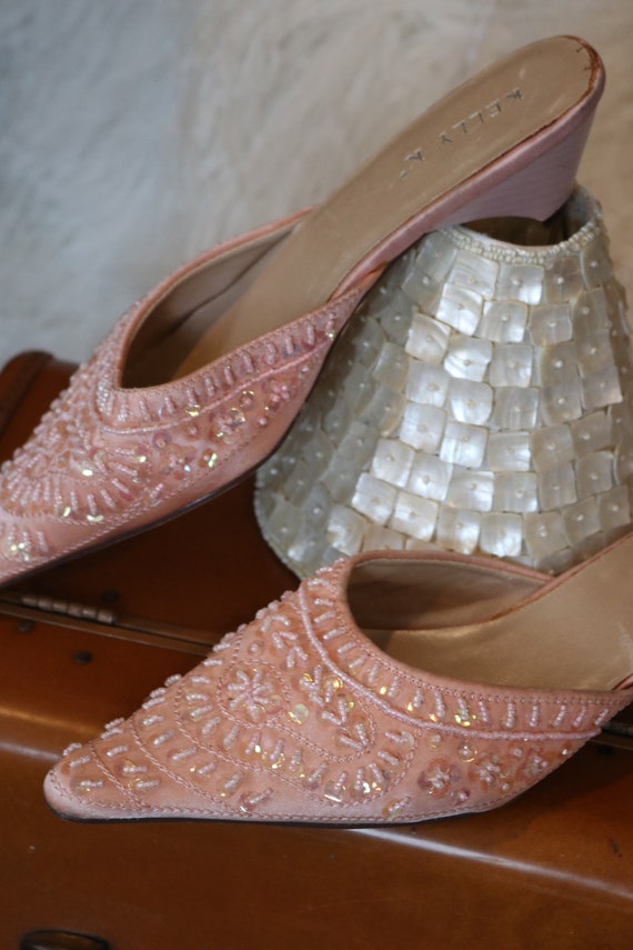 Vintage beaded wedding shoes pumps heels kitten h… - image 4