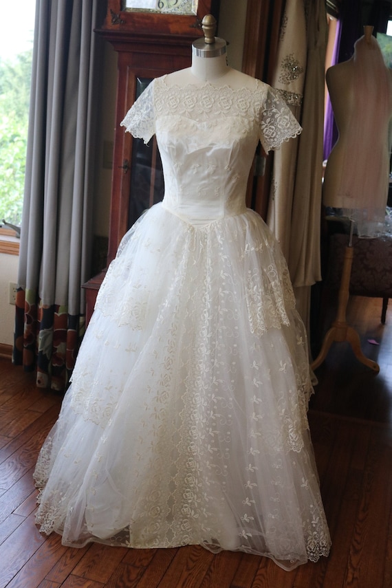 Vintage Antique 1950s embroidered lace tulle wedd… - image 1