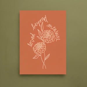 Puede incluir: Una lámina artística naranja con una ilustración floral y las palabras "loved beyond measure" en escritura blanca. La obra de arte representa dos flores con dibujos lineales detallados de pétalos y tallos.