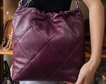 Borsa a tracolla trapuntata in vera pelle martellata, borsa tote di medie dimensioni per donna, borsa trapuntata di alta qualità, prodotto artigianale dalla Grecia