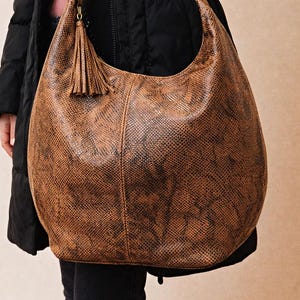Borsa a tracolla grande in pelle di serpente, borsa hobo in vera pelle di vitello, borsa a mano in pelle di serpente per donna, elegante borsa tote lucida fatta a mano, prodotto artigianale dalla Grecia