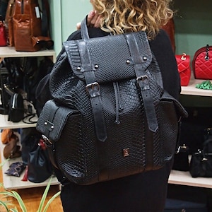 Schlangenhaut Stil Leder Rucksack, echte Kalbsleder Frauen Geldbörse, XL Komfortable Handtasche, Jeden Tag Stilvoll Rucksack, Handgefertigte Tasche aus Griechenland