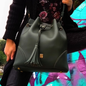 Minimalistische Beuteltasche, griechische PU-Ledertasche, große Schultertasche, Wandelbare Umhängetasche, vegane Tasche, handgefertigtes Produkt aus Griechenland