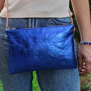 Pochette en cuir de veau métallisé véritable, sac à main matelassé tendance, sac à bandoulière convertible minimaliste, sac à main bandoulière fait main, fabriqué en Grèce