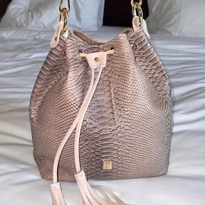Sac seau en cuir façon peau de serpent, sac convertible en cuir véritable, sac à dos unique, grand sac à bandoulière, produit fait main de Grèce