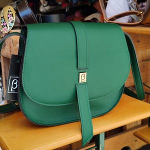 Lässige minimalistische Crossbody-tasche, mittelgroße Schultertasche, Crossbody-Geldbeutel, runde Tasche, kleine Handtasche, Boho-Tasche, Frauen-Tasche, hergestellt in Griechenland