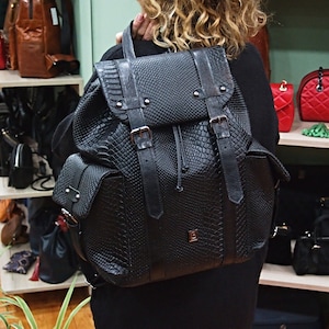 Sac à dos en cuir noir façon peau de serpent, sac à dos pour femme en cuir de veau noir, sac à dos XL, très grand sac à dos, sac à dos de tous les jours, fabriqué en Grèce