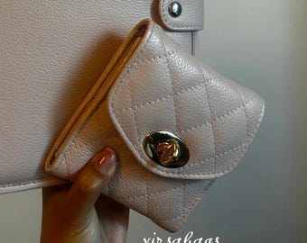 Tarjetero de piel de caviar acolchada: Monedero pequeño de piel de becerro hecho a mano