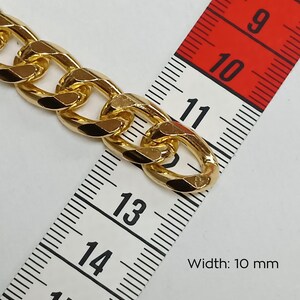 K&ouml;nnte beinhalten: Goldene Kettenglieder mit einer Breite von 10 mm, gemessen an einem Lineal.