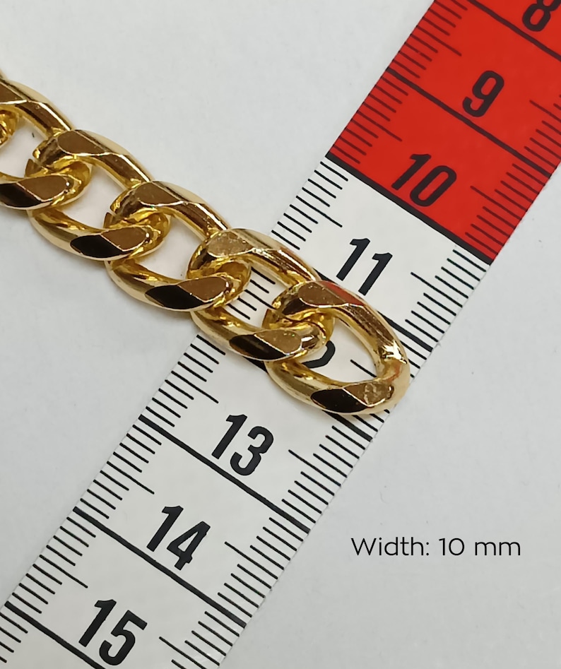 K&ouml;nnte beinhalten: Goldene Kettenglieder mit einer Breite von 10 mm, gemessen an einem Lineal.
