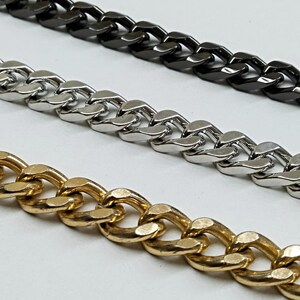 Puede incluir: Tres cadenas, una dorada, una plateada y una negra, se colocan sobre una superficie blanca. Las cadenas son todas del mismo estilo, con un dise&ntilde;o de eslab&oacute;n de cadena.