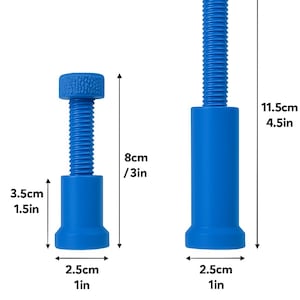 Könnte beinhalten: Zwei blaue, gewindeförmige, zylindrische Objekte mit strukturierten Oberseiten werden gezeigt. Das kleinere ist 8 cm hoch, das größere 11,5 cm. Der Text "2 PACK" befindet sich in der oberen linken Ecke.