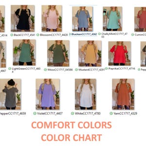 Puede incluir: Una carta de colores que muestra camisetas Comfort Colors en varios tonos, incluyendo bayas, negro, flor, azul vaquero, menta tiza, comino, gris, verde claro, musgo, mostaza, piment&oacute;n, pimienta, violeta, blanco y &ntilde;ame. Tambi&eacute;n est&aacute; presente el texto "COMFORT COLORS COLOR CHART".