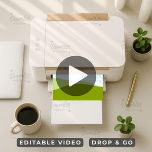 Puede incluir: Una impresora blanca con un acento de madera está imprimiendo una imagen de paisaje. Una computadora portátil, una taza de café, un bolígrafo dorado y pequeñas plantas en macetas están dispuestas alrededor de la impresora. El texto "EDITABLE VIDEO" y "DROP & GO" son visibles.