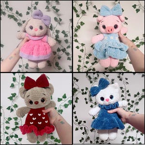 Op de afbeelding: Vier handgemaakte gehaakte pluche speelgoed: een konijn, een varken, een beer en een kat. Elk pluche heeft een strik en een jurk. Het konijn draagt een roze jurk, het varken een blauwe jurk, de beer een rode jurk en de kat een blauwe jurk.