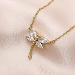 18Kゴールドトンボネックレス：キュービックジルコニアの羽、スターリングシルバーのベース