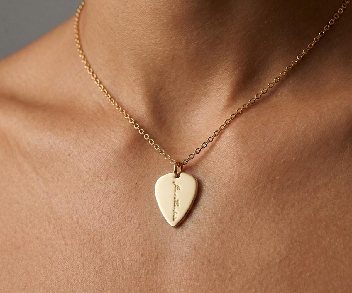 Guitar pick necklace - Etsy 日本