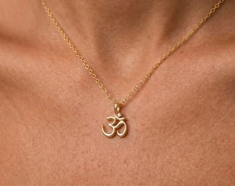 Collar Tiny Om, colgante Aum de plata de ley chapada en oro de 18 quilates
