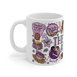 Peut inclure: Mug en c&eacute;ramique blanche avec un motif enveloppant pr&eacute;sentant diverses illustrations et phrases en violet, noir et or. Les phrases incluent "Flawless My Dear", "Oh, to be a spoon" et "I burn for you".