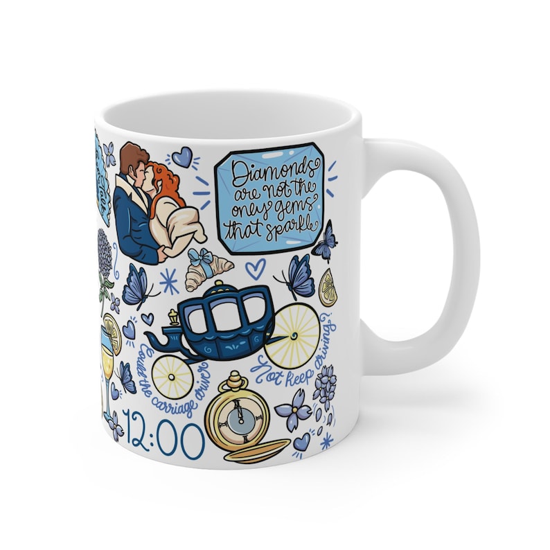 Peut inclure: Mug en c&eacute;ramique blanche avec une illustration romantique d'un couple, d'un carrosse et de papillons. Le mug porte l'inscription "Diamonds are not the only gems that sparkle" et "Could the carriage drive? Not keep driving? 12:00".