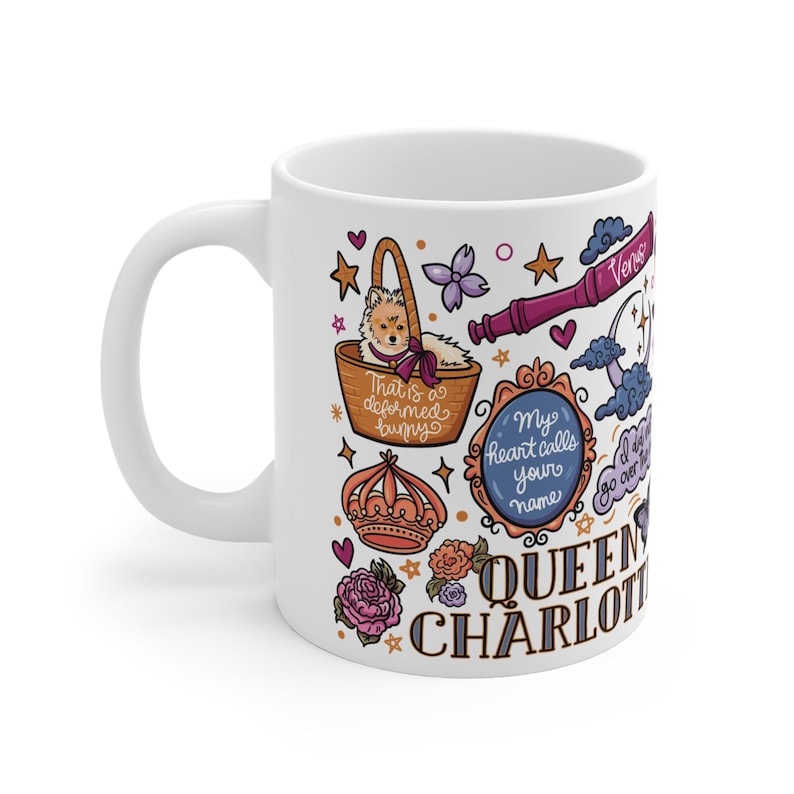 Peut inclure: Tasse en c&eacute;ramique blanche avec un motif enveloppant repr&eacute;sentant un chien dans un panier, une couronne, des fleurs et le texte "Queen Charlotte". Le texte suppl&eacute;mentaire comprend "That is a deformed bunny" et "My heart calls your name."