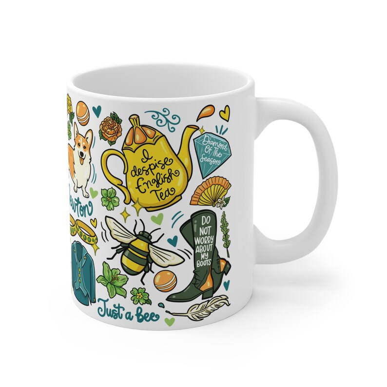 Peut inclure: Mug en c&eacute;ramique blanche avec un motif enveloppant repr&eacute;sentant une th&eacute;i&egrave;re jaune, une abeille, un corgi et le texte "I despise English Tea". D'autres graphiques incluent un diamant, un &eacute;ventail et une botte. La tasse a une anse incurv&eacute;e.