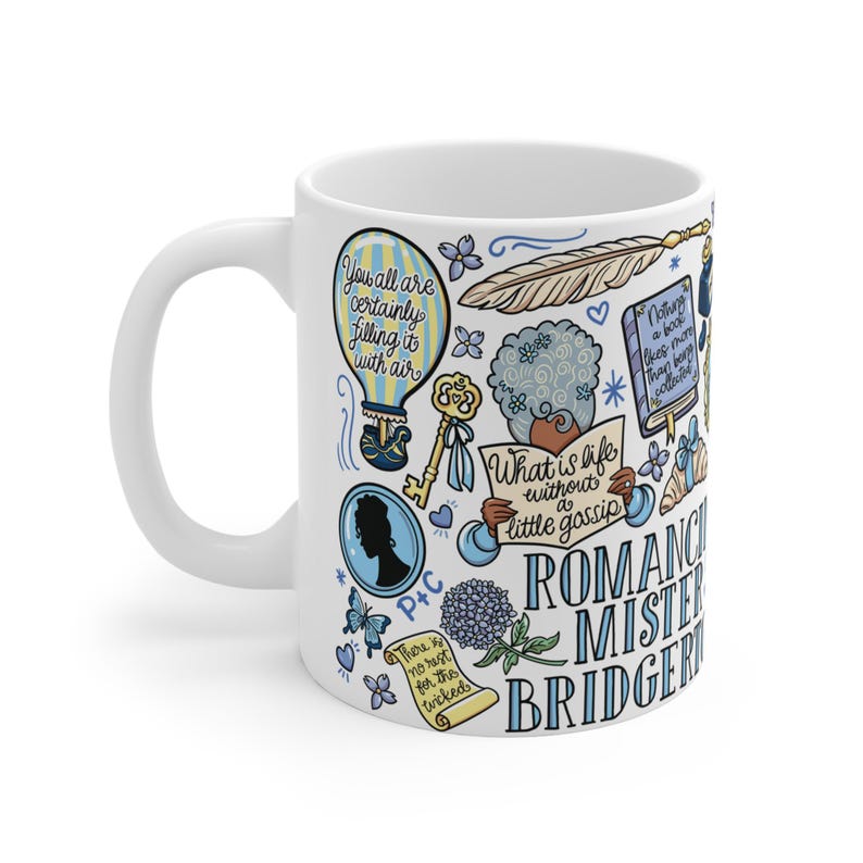 Peut inclure: Tasse en c&eacute;ramique blanche avec un motif enveloppant comprenant des illustrations et du texte. Le motif comprend une montgolfi&egrave;re, une cl&eacute;, une silhouette, une plume et les mots "ROMANCE MISTER BRIDGERTON". La tasse est de taille standard.