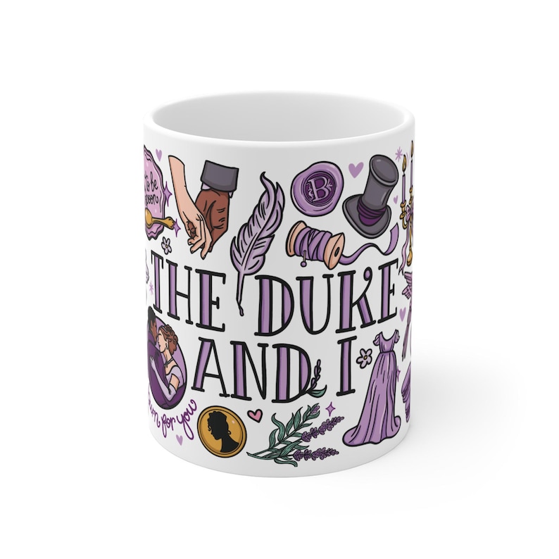 Peut inclure: Tasse en c&eacute;ramique blanche avec un motif comprenant des illustrations et du texte de "The Duke and I". Le motif comprend une plume, un haut-de-forme, une robe et le texte "The Duke and I" en violet.