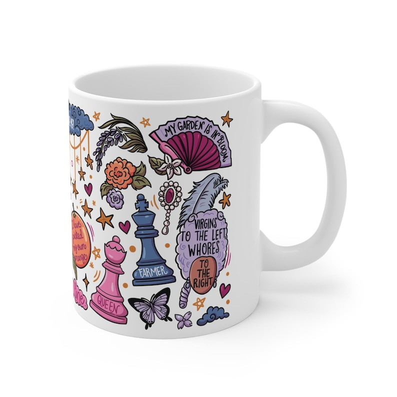 Peut inclure: Mug en c&eacute;ramique blanche avec un motif enveloppant comprenant diverses illustrations et du texte. Le motif comprend un &eacute;ventail, des pi&egrave;ces d'&eacute;checs, des fleurs, des papillons et les phrases "My Garden is in Bloom" et "Virgins to the Left Whores to the Right."