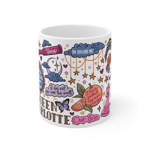 Peut inclure: Mug en c&eacute;ramique blanche orn&eacute; d'illustrations color&eacute;es et de texte. Le design comprend un papillon, des &eacute;toiles, un croissant de lune et les mots "Queen Charlotte", "Do you love me ?" et "I have picked my own orange."