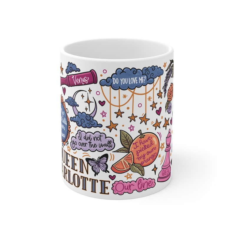 Peut inclure: Mug en c&eacute;ramique blanche orn&eacute; d'illustrations color&eacute;es et de texte. Le design comprend un papillon, des &eacute;toiles, un croissant de lune et les mots "Queen Charlotte", "Do you love me ?" et "I have picked my own orange."