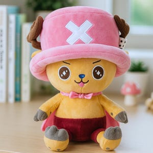 Op de afbeelding: Pluche speelgoed van een stripfiguur met een roze hoed met een wit kruis, bruine geweien en een roze strikje. Het speelgoed heeft een gele body, een rode korte broek en grijze voeten.