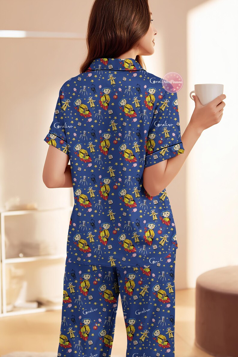 Peut inclure: Ensemble de pyjama bleu avec un motif r&eacute;p&eacute;t&eacute; d'un personnage en imperm&eacute;able jaune, d'&eacute;toiles et d'araign&eacute;es. Le haut &agrave; manches courtes et le pantalon sont en tissu doux. Le pyjama a une bordure noire.