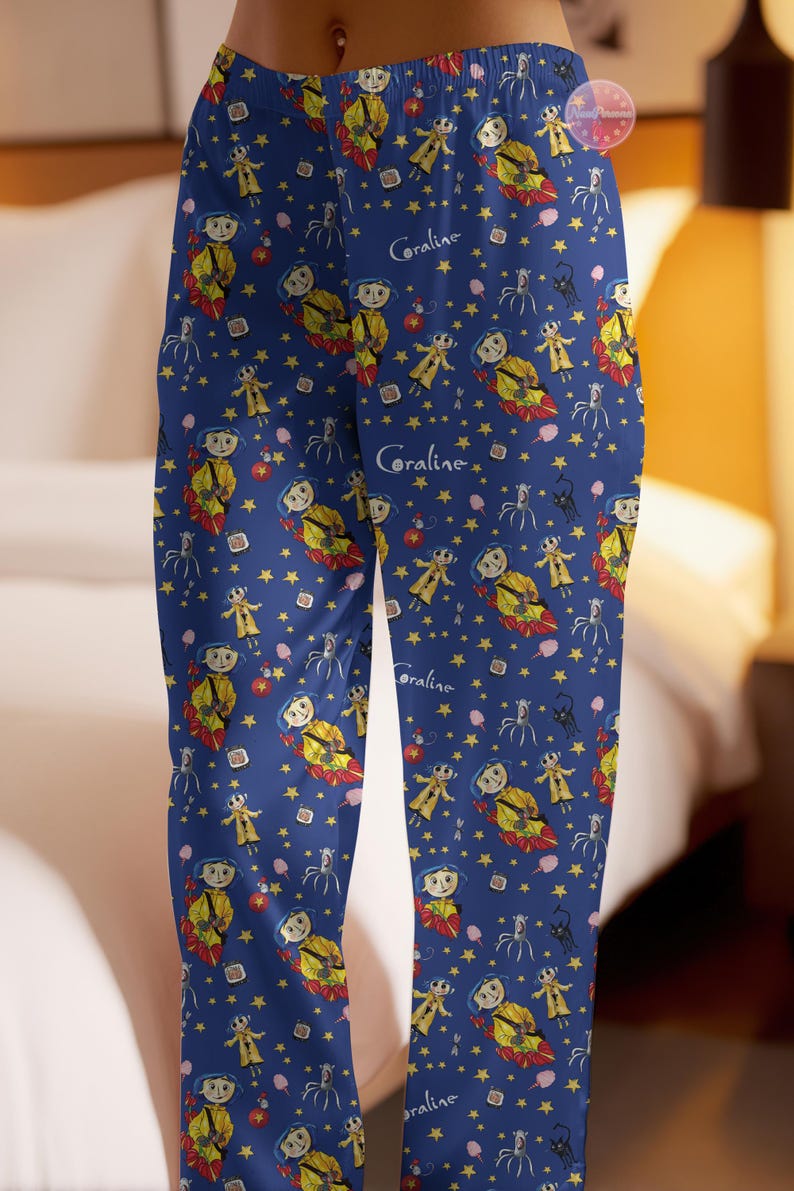 Peut inclure: Pantalon de pyjama bleu avec un motif r&eacute;p&eacute;t&eacute; avec le mot "Coraline", des &eacute;toiles et des illustrations de personnages du film. Le pantalon de pyjama a une taille &agrave; cordon et une coupe d&eacute;contract&eacute;e.