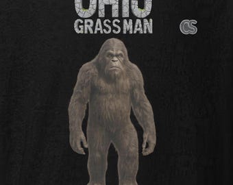 Maglietta Ohio Grassman – Design con incisione su pietra del criptide Bigfoot