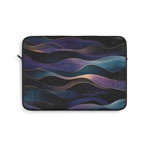 Puede incluir: Una funda para portátil con un diseño abstracto de olas fluidas en azul oscuro, morado y dorado. El patrón evoca un cielo estrellado, con detalles dorados brillantes. Tiene un cierre de cremallera negro.