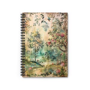 Könnte beinhalten: Spiralgebundenes Notizbuch mit einer Illustration einer Landschaft im Vintage-Stil. Das Cover zeigt eine ruhige Waldszene mit Bäumen, Blumen und einem Pfad. Die Farbpalette umfasst Grün-, Rosa- und sanfte Erdtöne, was eine ruhige Ästhetik erzeugt.