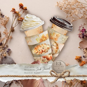 Op de afbeelding: Een herfst-thema junk journal set met papieren koffiebeker ontwerpen met pompoen- en blad illustraties. De set bevat een papieren koffiebeker met slagroom en een koffiebekerdeksel. De tekst luidt "Autumn Meadow Junk Journal Hidden Note".