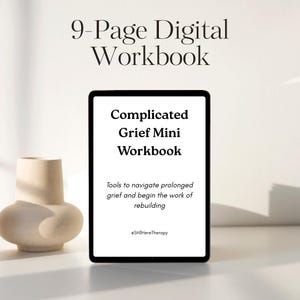Peut inclure: Un cahier d'exercices numérique de 9 pages intitulé "Complicated Grief Mini Workbook" affiché sur une tablette. Il propose des outils pour gérer le deuil prolongé et commencer à reconstruire. Un vase beige est à gauche.